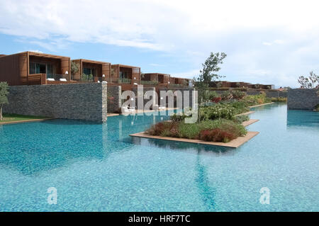 Kemer, Turquie - 30 mai 2015 : Vue de l'élégant, villas piscine bleu et fleurs de luxury hotel Maxx Royal, la Turquie. Banque D'Images