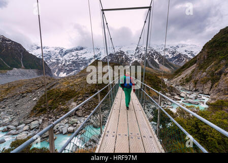 Produit randonneur pont suspendu au-dessus de River Hooker, Hooker Valley, Parc National du Mont Cook, région de Canterbury, Nouvelle-Zélande Banque D'Images