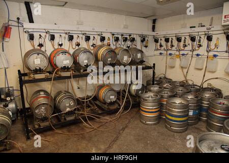 Les fûts de bière dans la cave d'un pub. Banque D'Images