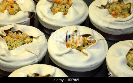 Tartes individuelles de bœuf et de légumes, prêtes à cuire dans une cuisine commerciale. Banque D'Images