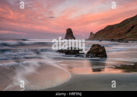 Plage Playa de Benijo, rochers Roques de Anaga, coucher de soleil, îles de Canaries, Espagne Banque D'Images