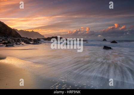 Plage Playa de Benijo, rochers Roques de Anaga, coucher de soleil, île des Canaries, Tenerife, Espagne, Banque D'Images