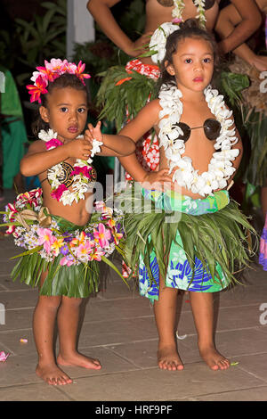 Les petites filles décorées de fleurs, danseur Polynésien, Raiatea, Polynésie Française, Océanie, Pacifique Sud Banque D'Images