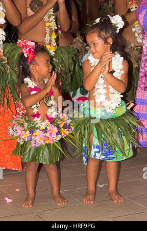 Les petites filles décorées de fleurs, danseur Polynésien, Raiatea, Polynésie Française, Océanie, Pacifique Sud Banque D'Images