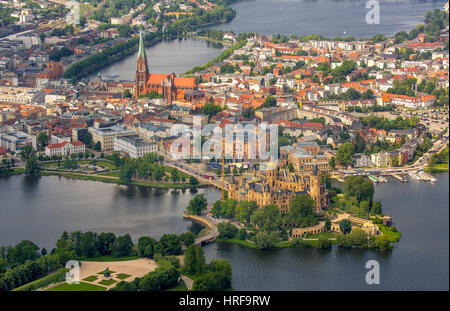 Centre historique avec le château de Schwerin, Burggarten, Burgsee, Lac de Schwerin, Schwerin, Mecklembourg-Poméranie-Occidentale, Allemagne Banque D'Images