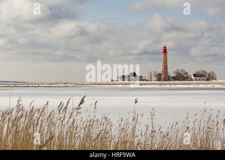 Phare de Flügge sur la mer Baltique gelée, île de Fehmarn, Schleswig-Holstein, Allemagne Banque D'Images