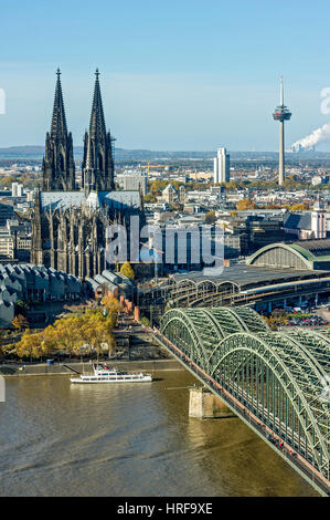 Vue sur le Rhin, le centre historique de Cologne, Museum Ludwig, Cologne, Pont Hohenzollern, Central Station Banque D'Images