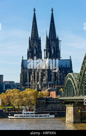 La cathédrale de Cologne, du Rhin, Pont Hohenzollern, Cologne, Rhénanie du Nord-Westphalie, Allemagne Banque D'Images