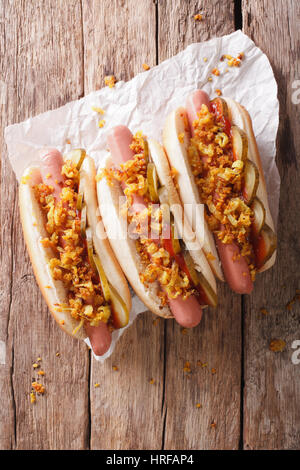 L'alimentation de rue danois : hot dog close-up sur la table. vertical Vue de dessus Banque D'Images