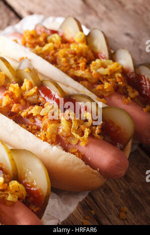 L'alimentation de rue danois : hot dog close-up sur la table verticale. Banque D'Images