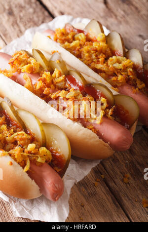 Hot dog danois close-up sur la table verticale. Banque D'Images