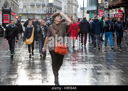 Londres, ANGLETERRE - 12 octobre, 2016 personnes sur le Leicester Square après la pluie Banque D'Images