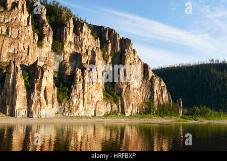 Le Parc naturel des colonnes de la Lena, vue du fleuve Lena, du patrimoine national de la Russie placé en République Sakha, Sibérie Banque D'Images