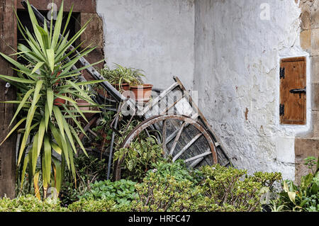 Meubles anciens en charrette et entouré de plantes dans le couloir d'une maison ancienne dans le village de cartes, de Cantabrie Espagne. Banque D'Images