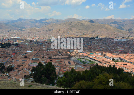 La ville de Cusco se déploie à travers la vallée et a été la capitale historique de l'Empire Inca et est le point de départ de la visite de Machu Picchu. Banque D'Images