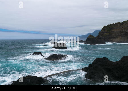 À jour assombri piscines naturelles de Seixal (Posto de Correios de Seixal), Madeira, Portugal Banque D'Images