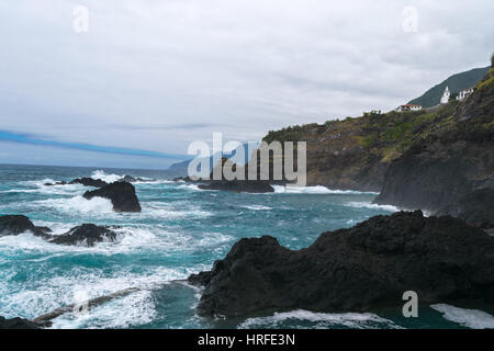 À jour assombri piscines naturelles de Seixal (Posto de Correios de Seixal), Madeira, Portugal Banque D'Images