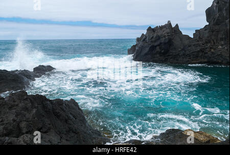 À jour assombri piscines naturelles de Seixal (Posto de Correios de Seixal), Madeira, Portugal Banque D'Images