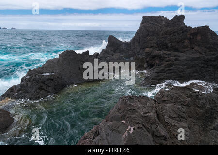 À jour assombri piscines naturelles de Seixal (Posto de Correios de Seixal), Madeira, Portugal Banque D'Images