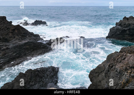 À jour assombri piscines naturelles de Seixal (Posto de Correios de Seixal), Madeira, Portugal Banque D'Images