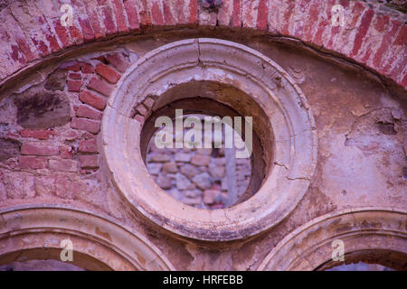 Fenêtre circulaire dans le vieux bâtiment abandonné dans la région de Montevecchio, Sardaigne, Italie Banque D'Images