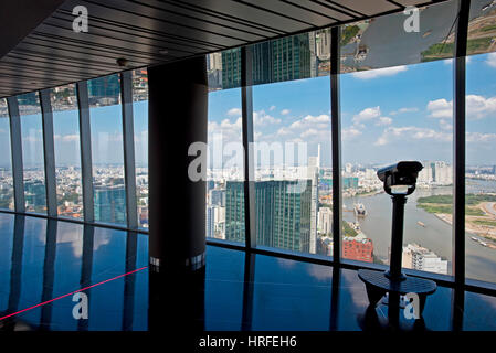 Vue de l'intérieur de la Saigon Skydeck sur haut de la Bitexco Financial Tower sur une journée ensoleillée avec ciel bleu. Banque D'Images