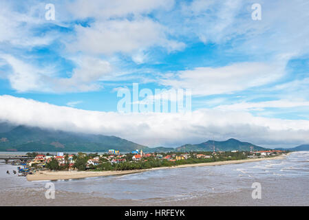 Lang Co - un petit village de pêche pittoresque au début de l'Hai Van Pass - une route de montagne à Danang, avec des vues spectaculaires. Banque D'Images