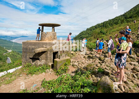 Les touristes à l'US Army marines ancien poste de guet de la guerre du Vietnam et maintenant une attraction touristique pour les personnes en déplacement le long de la le passage de Hai Van. Banque D'Images