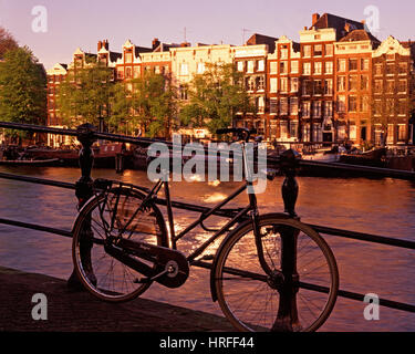 Location sur un pont-canal au coucher du soleil, Amsterdam, Hollande, Pays-Bas. Banque D'Images