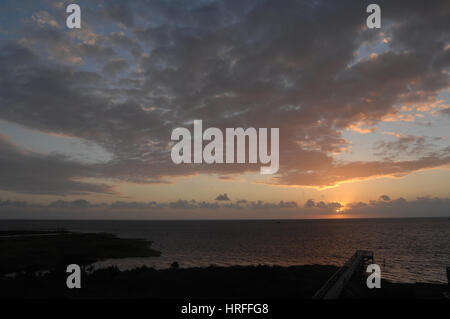 Coucher de soleil sur Pamlico Sound, Outer Banks, Caroline du Nord. Banque D'Images