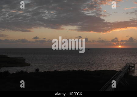 Coucher de soleil sur Pamlico Sound, Outer Banks, Caroline du Nord. Banque D'Images
