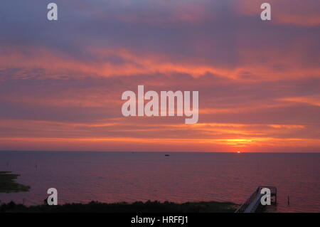 Coucher de soleil sur Pamlico Sound, Outer Banks, Caroline du Nord. Banque D'Images