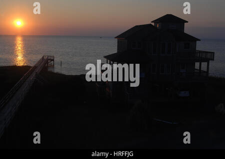 Coucher de soleil sur Pamlico Sound, Outer Banks, Caroline du Nord. Banque D'Images