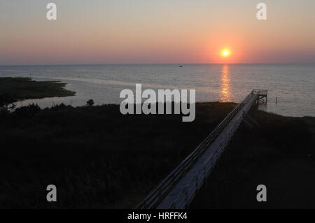 Coucher de soleil sur Pamlico Sound, Outer Banks, Caroline du Nord. Banque D'Images