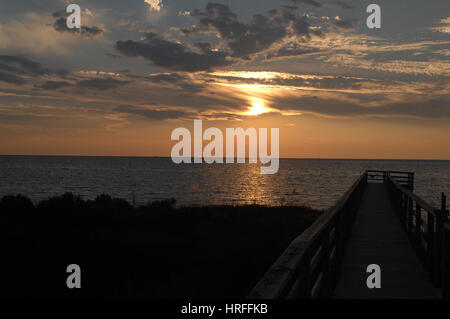 Coucher de soleil sur Pamlico Sound, Outer Banks, Caroline du Nord. Banque D'Images
