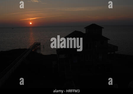 Coucher de soleil sur Pamlico Sound, Outer Banks, Caroline du Nord. Banque D'Images