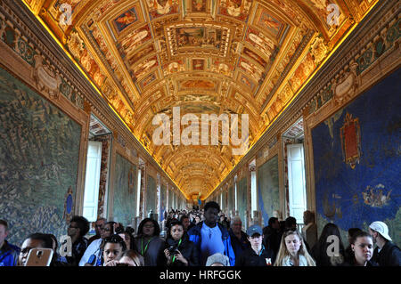 VATICAN, ITALIE - 14 mars 2016 : les touristes visitant la célèbre Galerie de cartes dans le musée du Vatican, l'un de l'attraction touristique de l'Vatica Banque D'Images