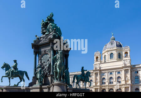 Statue de l'Impératrice Marie-Thérèse avec le Musée d'Histoire Naturelle derrière, Maria-Theresien-Platz, Vienne, Autriche Banque D'Images