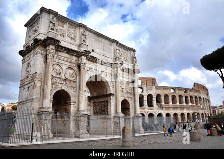 ROME, ITALIE - 16 mars 2016 : visite touristique l'Arc de triomphe de Constantin près du Colisée à Rome, Italie Banque D'Images