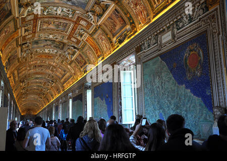 VATICAN, ITALIE - 14 mars 2016 : les touristes visitant la célèbre Galerie de cartes dans le musée du Vatican, l'un de l'attraction touristique de l'Vatica Banque D'Images