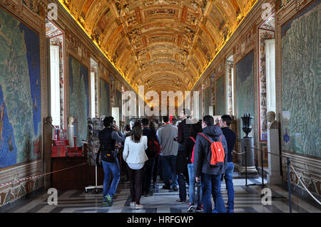 VATICAN, ITALIE - 14 mars 2016 : les touristes visitant la célèbre Galerie de cartes dans le musée du Vatican, l'un de l'attraction touristique de l'Vatica Banque D'Images