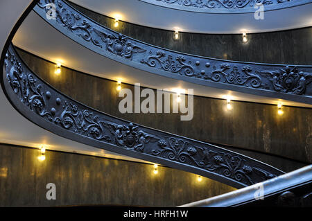 VATICAN - Mars 15, 2016 : l'escalier en spirale dans le musée du Vatican est visité quotidiennement par des milliers de touristes sur le chemin de la sortie du musée Banque D'Images