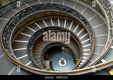 VATICAN - Mars 15, 2016 : l'escalier en spirale dans le musée du Vatican est visité quotidiennement par des milliers de touristes sur le chemin de la sortie du musée Banque D'Images