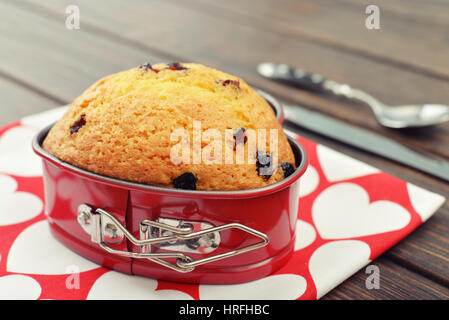 Muffin canneberges fraîchement cuit au four en forme de coeur. Banque D'Images