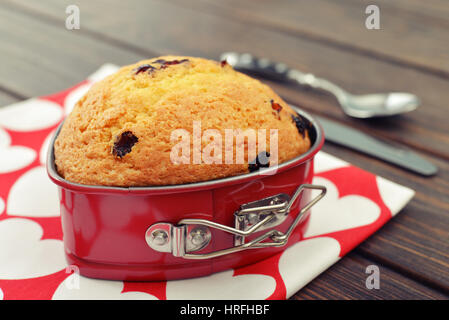 Muffin canneberges fraîchement cuit au four en forme de coeur. Banque D'Images