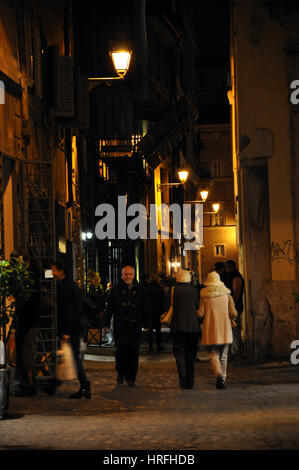 ROME, ITALIE - 16 mars 2016 : les touristes visitant les rues de Rome la nuit Banque D'Images