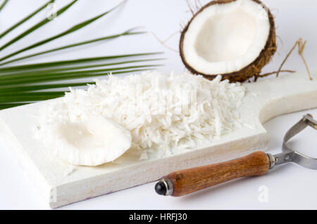 Fruits de noix de coco râpée sur une planche en bois Banque D'Images