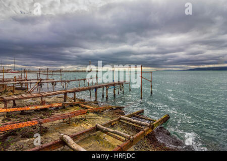 Près de village de pêcheurs / journée nuageuse sur la mer au village de pêcheurs près de Varna, Bulgarie Banque D'Images