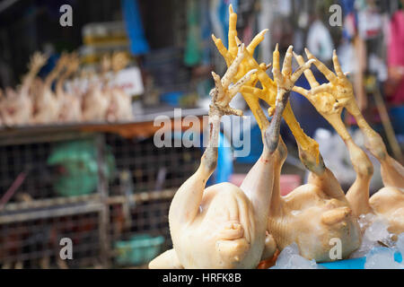 Pieds de poulet dans l'air intérieur d'un marché thaïlandais, Bangkok, Thaïlande Banque D'Images