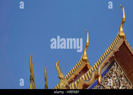 Ornée de multiples niveaux de toit d'un temple thaïlandais (WAT), décorées avec style naga chefs - Bangkok, Thaïlande Banque D'Images